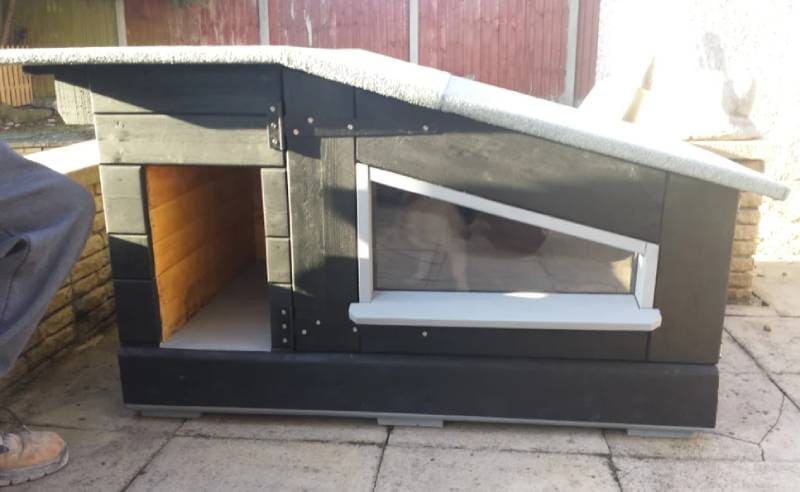 DIY Luxury Pallet Kennel With Sun-deck