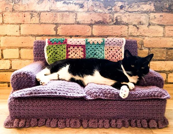 RED HEART CROCHET KITTY COUCH, RED HEART SUPER SAVER
