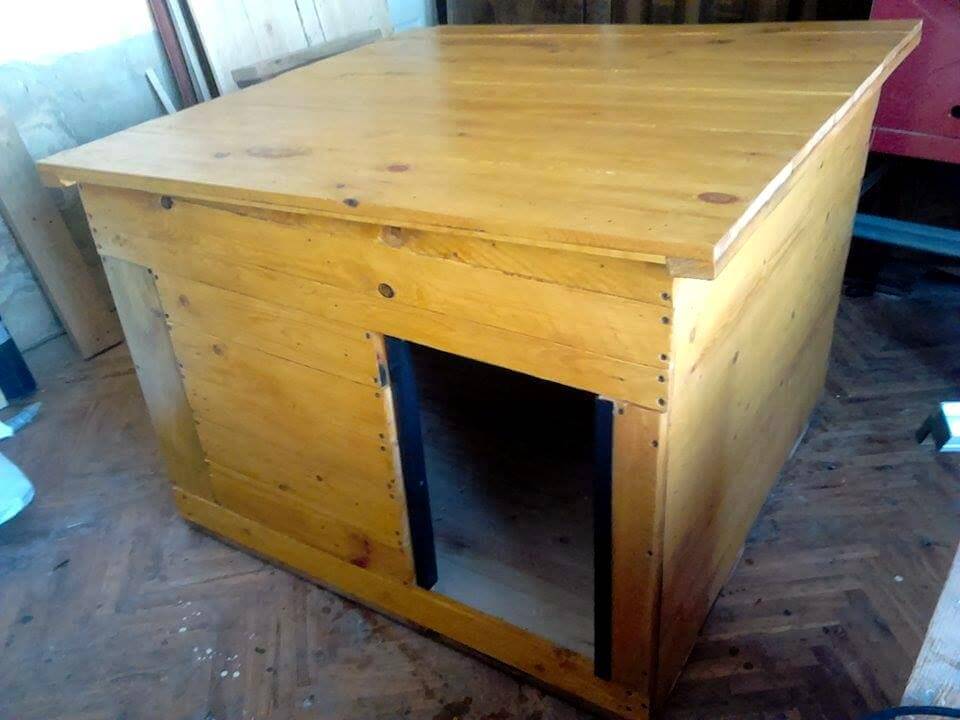 Recycled Pallet Dog House by Easy Pallet Ideas