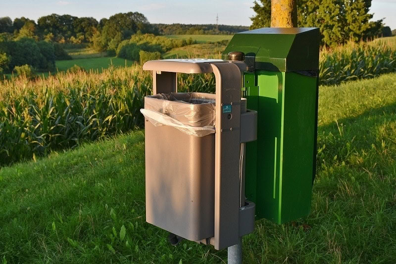 trash bin for poop