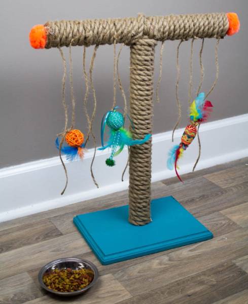 DIY CAT SCRATCHING POST