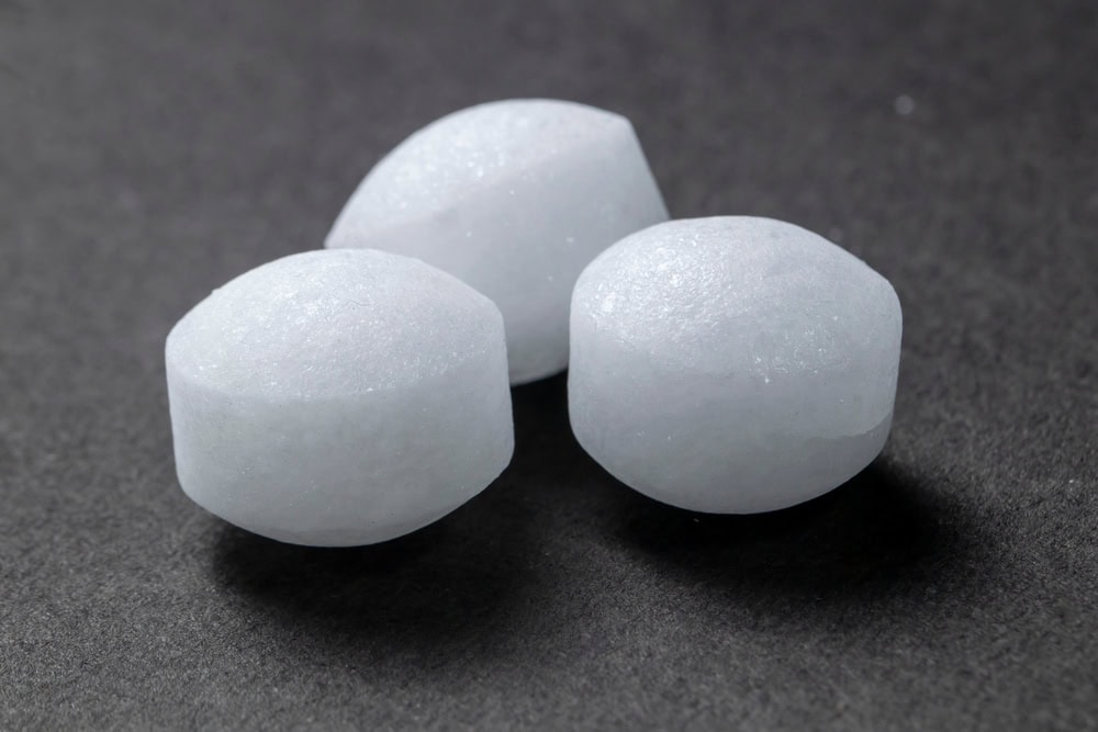 Naphthalene moth balls