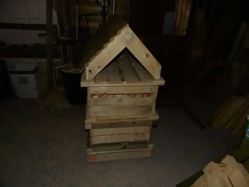 Outrageous Outdoor Deluxe Pallet Cat House