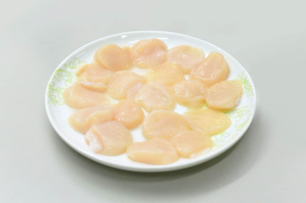 raw scallops on a plate