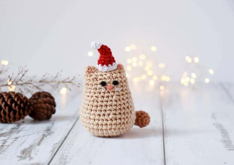 Itty Bitty Kitty _ free Christmas cat crochet pattern