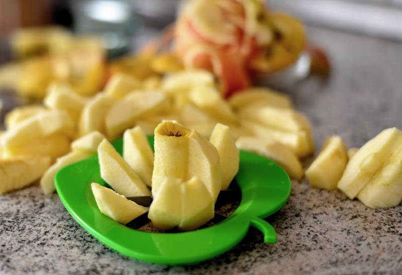 sliced apples