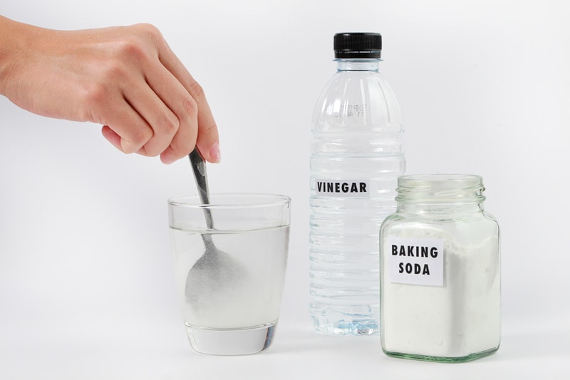 mixing vinegar and baking soda