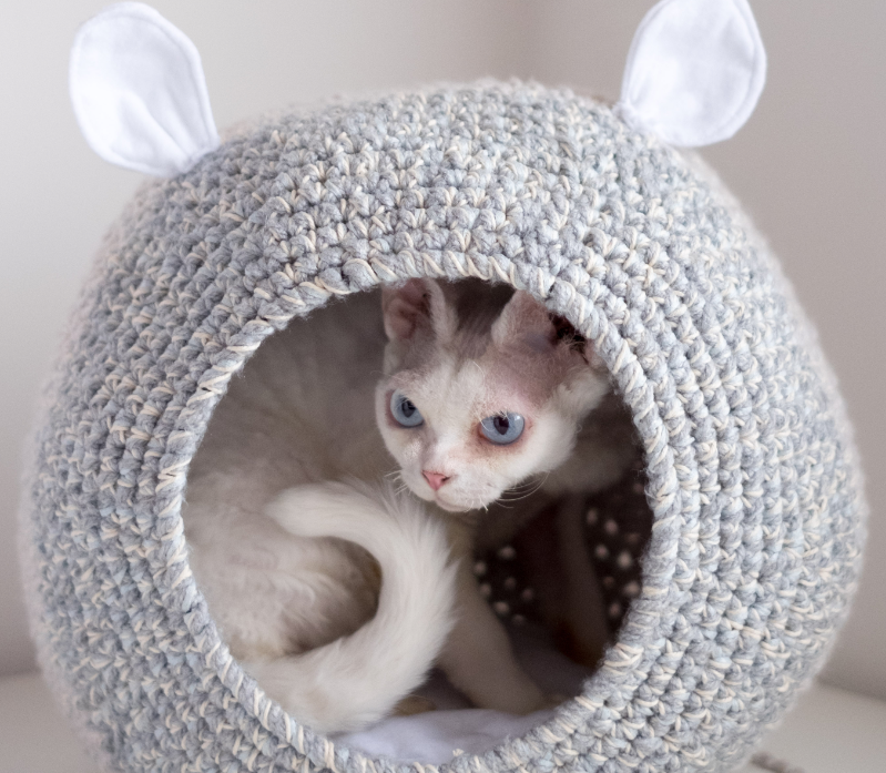 Crochet cat-eared bed