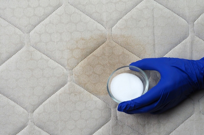 cleaning mattress with baking soda
