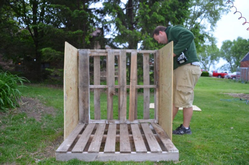diy dog house from recycled wooden pallets