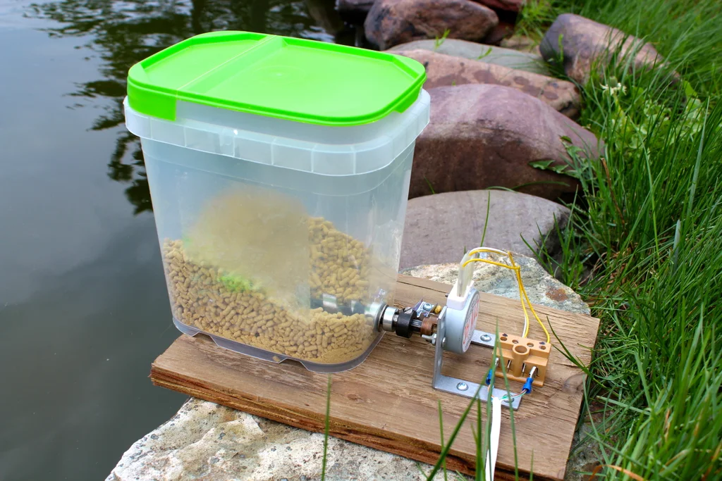 Automatic pet feeder