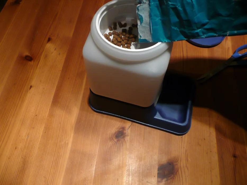 Cat-powered automatic cat feeder