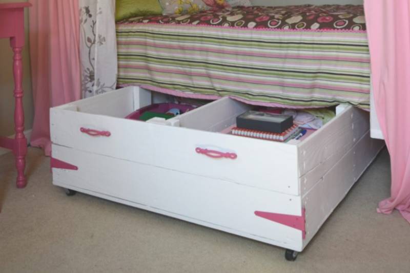 DIY wood pallet under bed toy storage