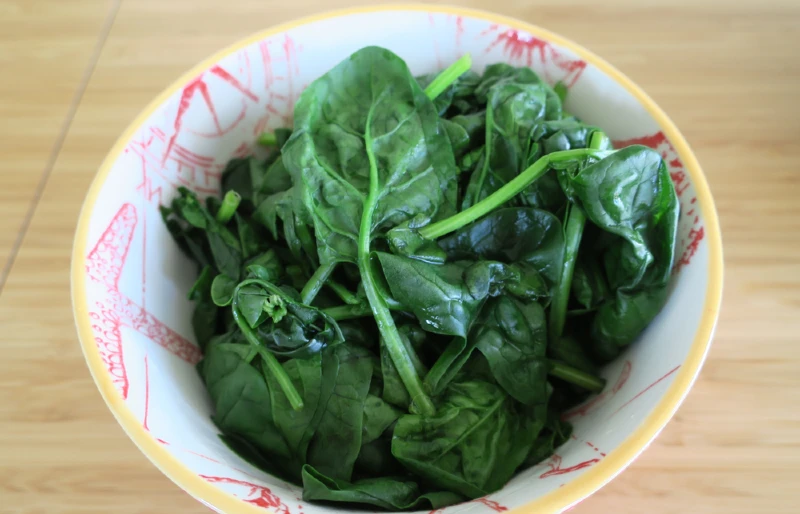 steamed cooked spinach in a bowl