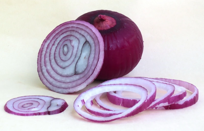 sliced red onion