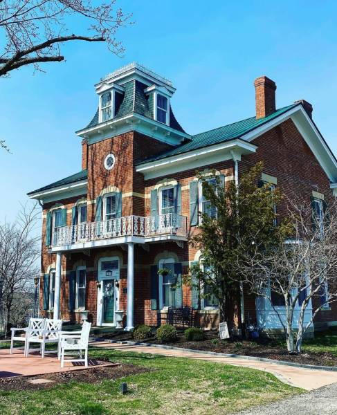 Cloran Mansion Bed and Breakfast