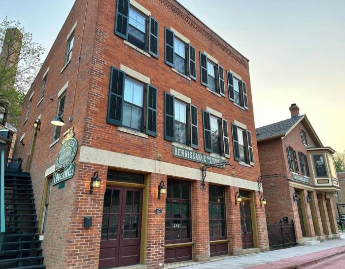 Riverboat Suites