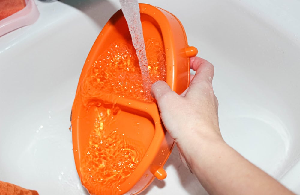washing-pet-food-bowl