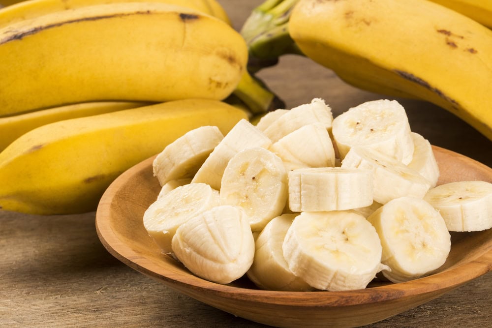 whole-and-sliced-bananas-on-the-table