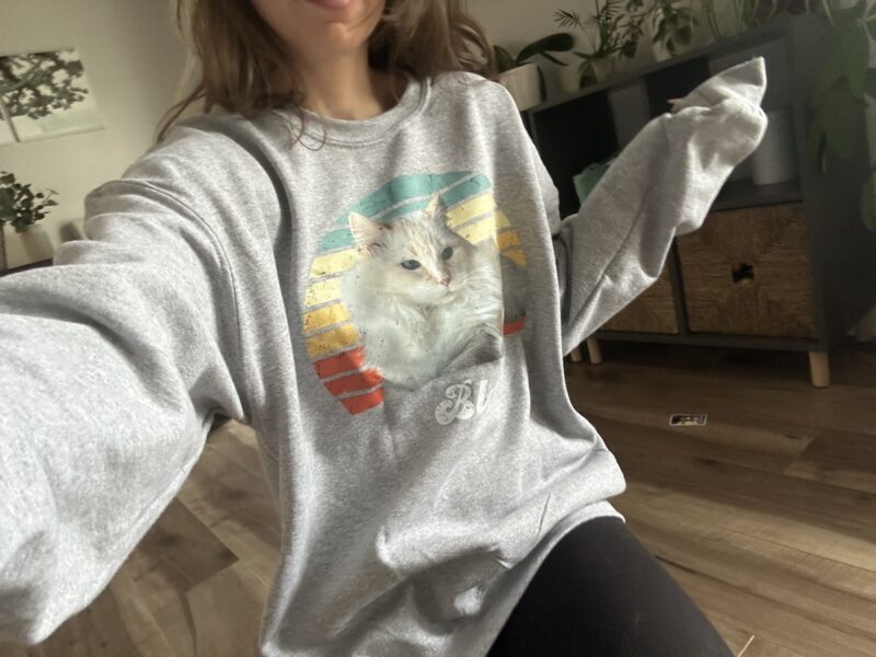 Amanda wearing her vintage retro sweatshirt with Blue's face