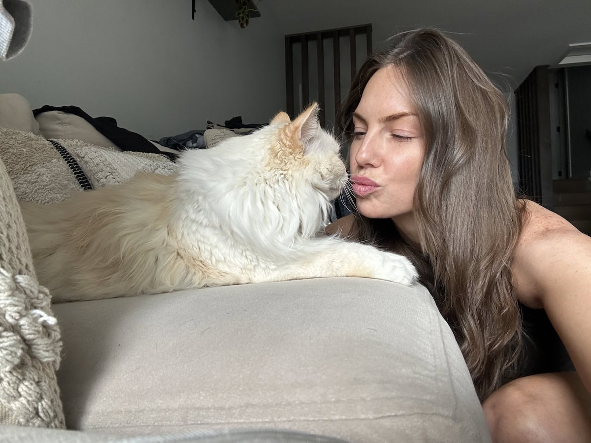 Amanda having a moment with Blue